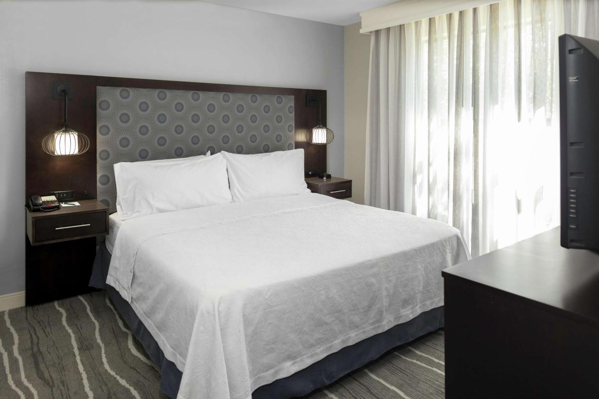 Two Bedroom Suite One King Two Queen Beds Non-Smoking,1557824671:JPEG